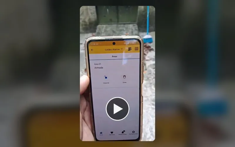 Central de alarme e sensor de presença instalados