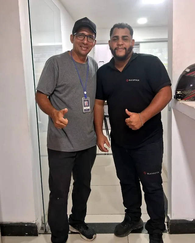 Bruno com o cliente da Elevatex após a instalação de 13 câmeras
