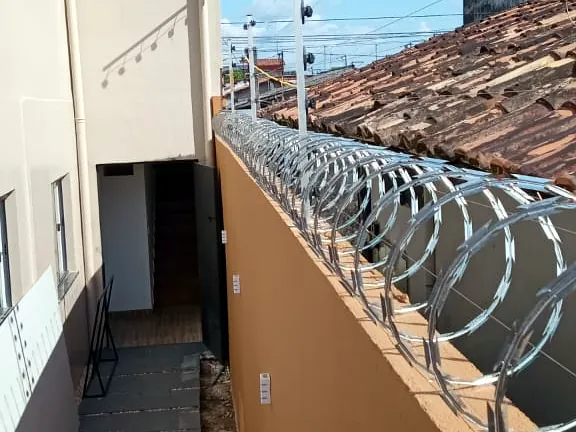 Concertina clipada instalada em toda a extensão do muro pela Segel